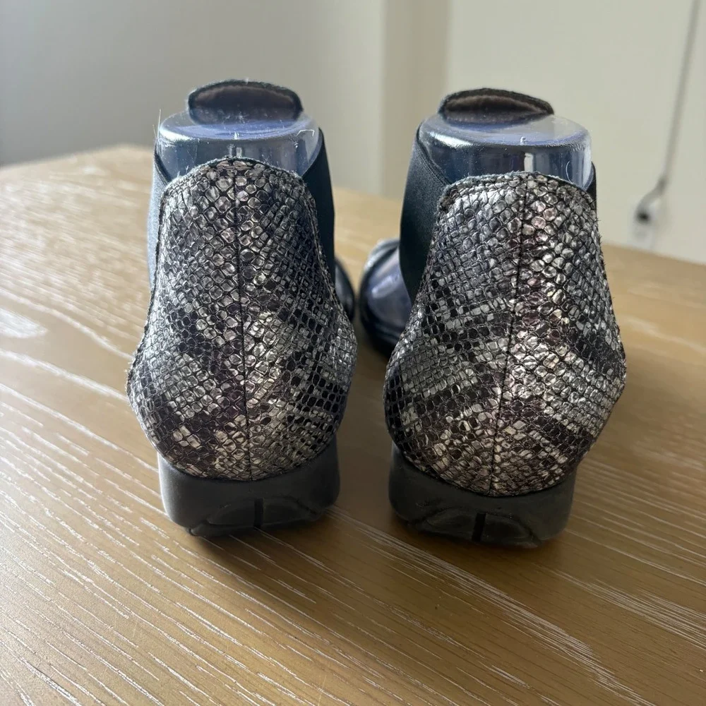 The FLEXX Womens‎ Silver Snakeskin Print Wedge Sandals Elastic Straps Size 7 38